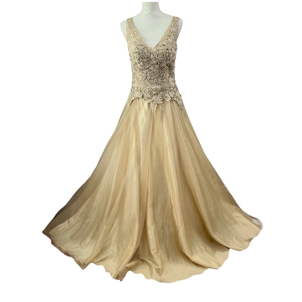 Bicici & Coty Elegant Cream Floral formal Dress size Medium Style 62042